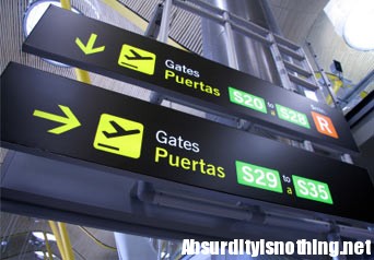 Si taglia il pene all'aeroporto per non partire Si taglia il pene all'aeroporto per non partire