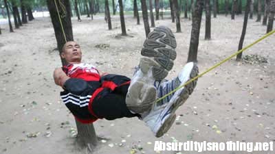 Gao Yang - L'uomo che dorme su una corda Gao Yang - L'uomo che dorme su una corda