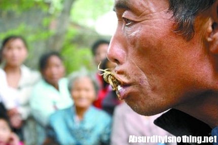 Mangia scoprioni vivi Mangia scoprioni vivi